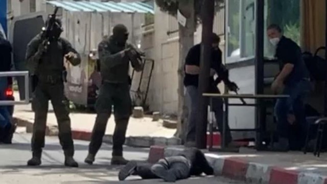 Serbu Kampus, Zionis ‘Israel’ Tembak 3 Pemuda dan Culik Penjaga Keamanan