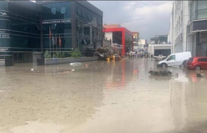 (Video) Hujan Badai dan Banjir di Ibukota Türkiye Merenggut Nyawa