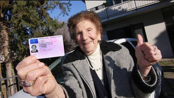 Berusia 100 Tahun Nenek di Italia Perbarui Surat Izin Mengemudi Mobil