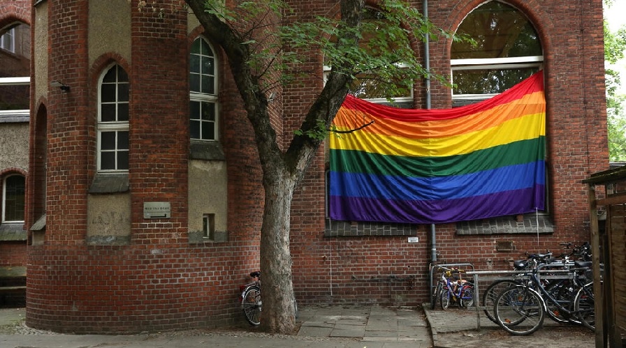 ‘Masjid’ Kaum Liberal di Berlin Ini Mengibarkan Bendera Pelangi Mendukung Komunitas LGBTQ