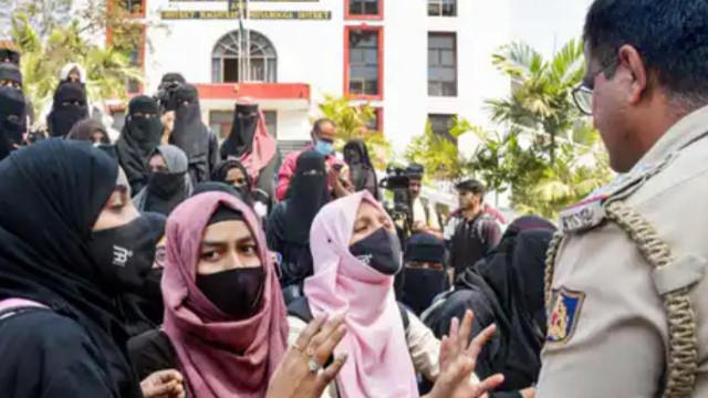 50 Persen Mahasiswa Muslim India Drop Out dari Universitas Negeri karena Larangan Hijab